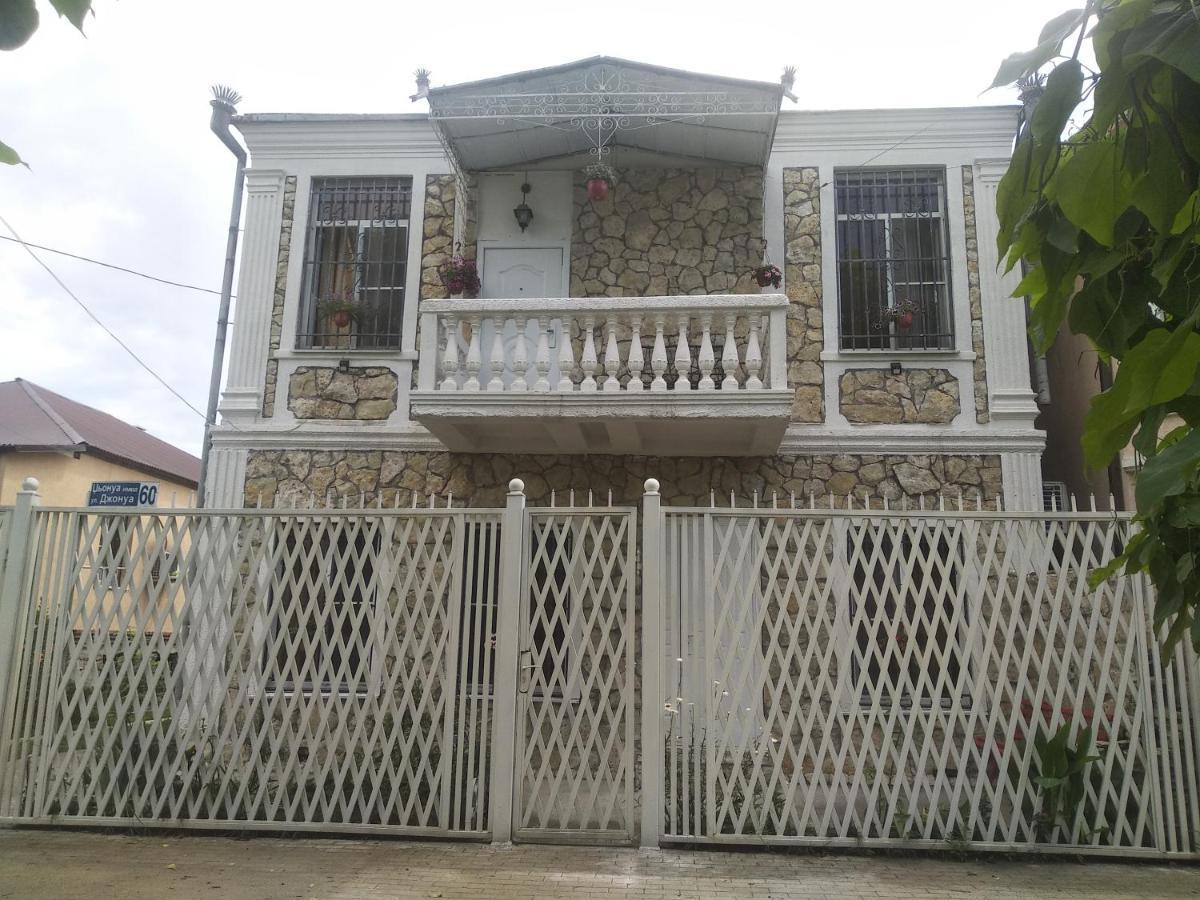 Apartment On Dzhonua Street Sukhumi Exterior foto